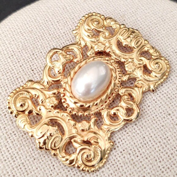 Decorative gold tone and faux pearl brooch - Picture 3 of 6